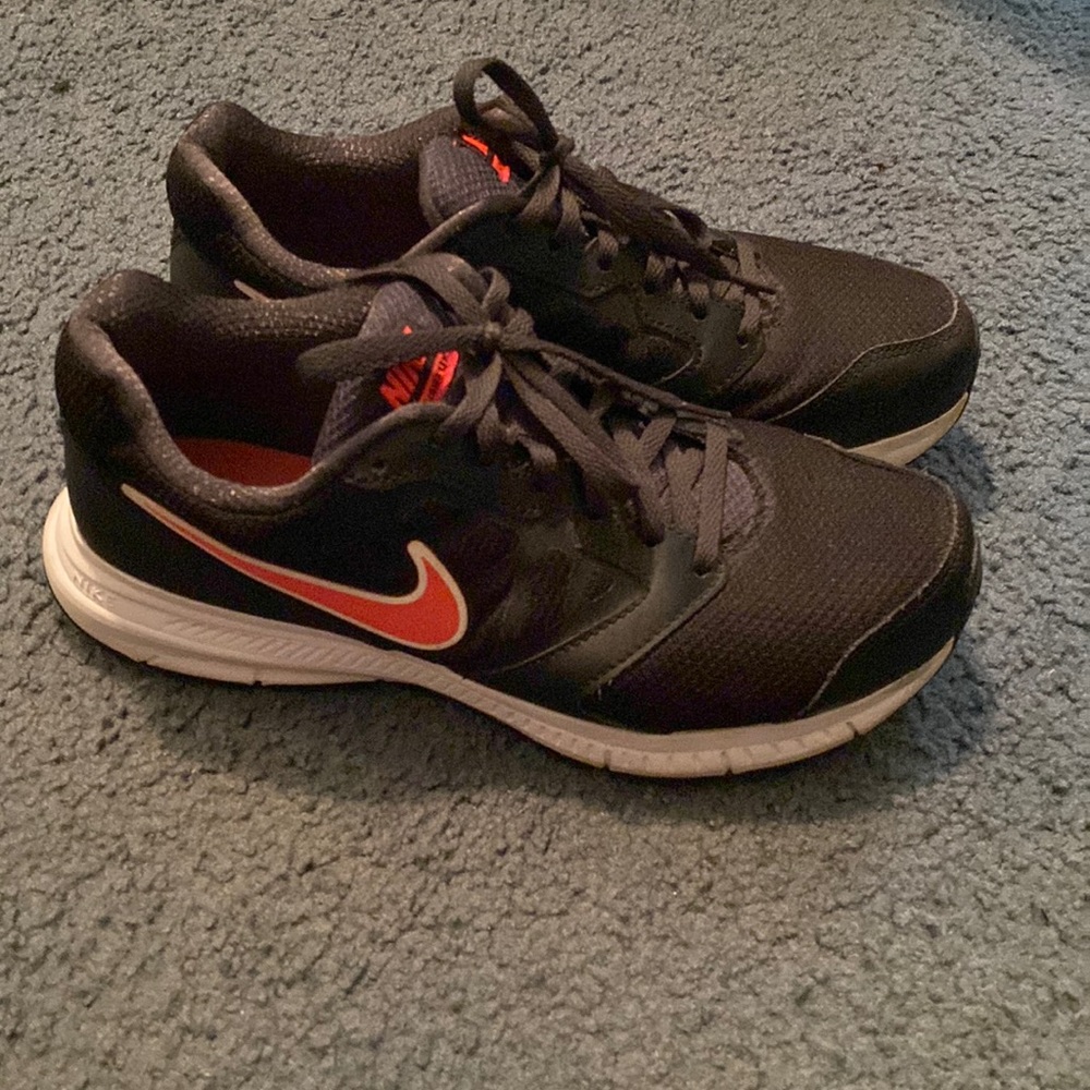 Nike women sneaker size 8.5 - Picture 1 of 7
